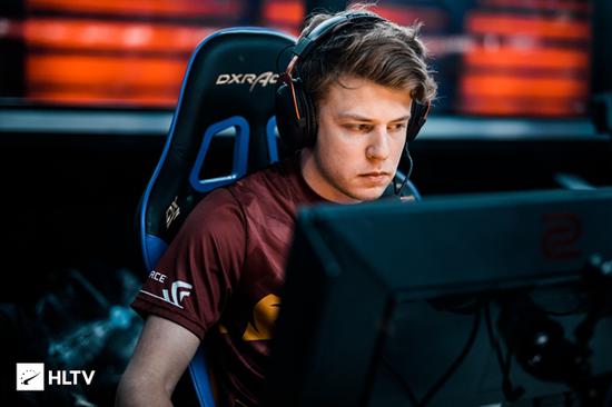 UP官方：经过双方友好的沟通和协商，我们告别 Decade （ Decade ）。