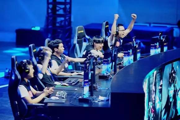 JKL： 我看到了。 Chef 在观看我们的比赛后辞职是不可能的？他真的很擅长做饭。