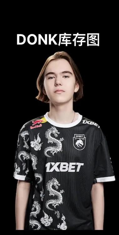 西门状态糟糕透了！ SmLz 的Jinx打出了五杀，而 Uzi 的Kai'Sa则显得力不从心。蓝队以1-0领先 Uzi 的队伍。